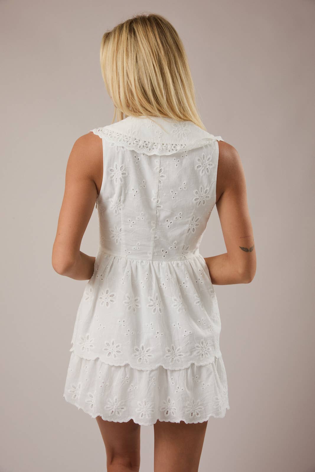 SLEEVELESS V-NECK COLLARED EYELET MINI DRESS