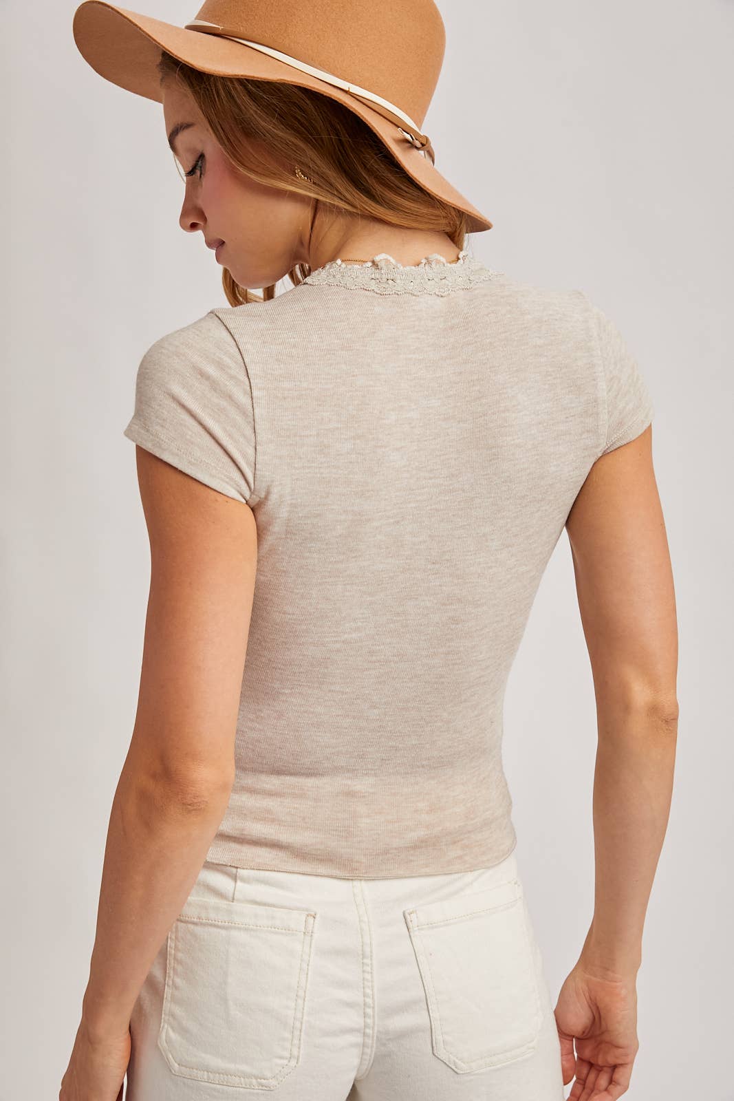 LACE TRIMMED LETTUCE-EDGE HEM KNIT TOP
